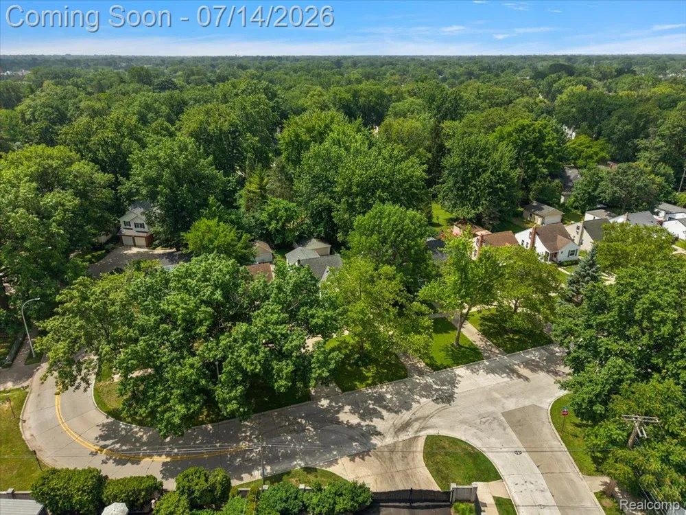 2155 E 8 Mile Road Grosse Pointe Woods City, MI 48236