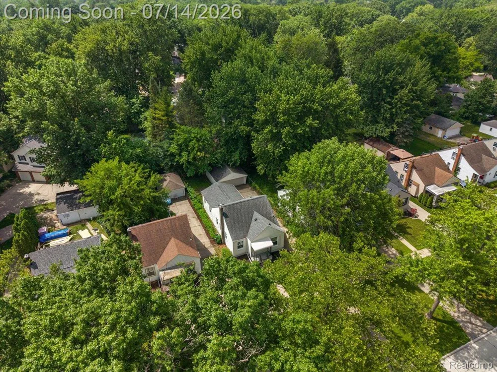 2155 E 8 Mile Road Grosse Pointe Woods City, MI 48236