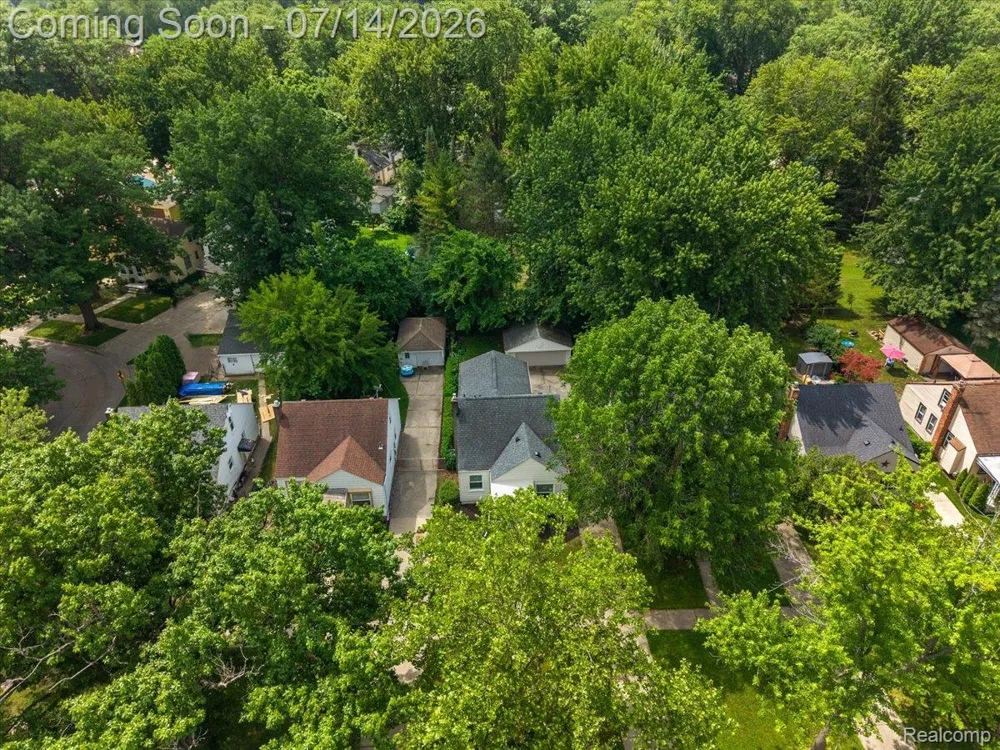 2155 E 8 Mile Road Grosse Pointe Woods City, MI 48236