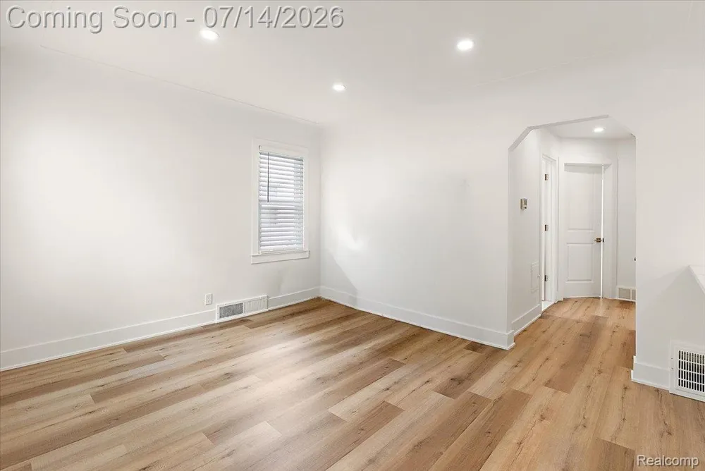 2155 E 8 Mile Road Grosse Pointe Woods City, MI 48236
