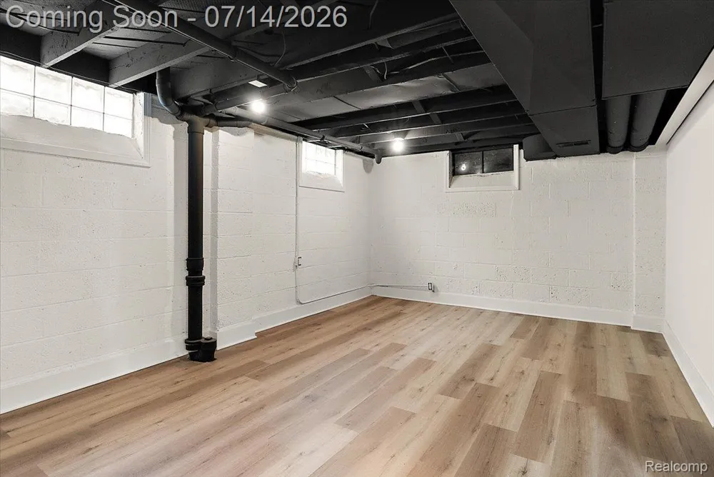 2155 E 8 Mile Road Grosse Pointe Woods City, MI 48236