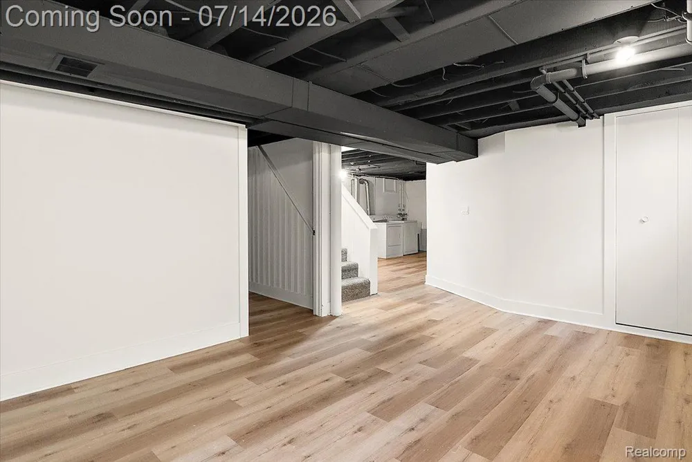 2155 E 8 Mile Road Grosse Pointe Woods City, MI 48236