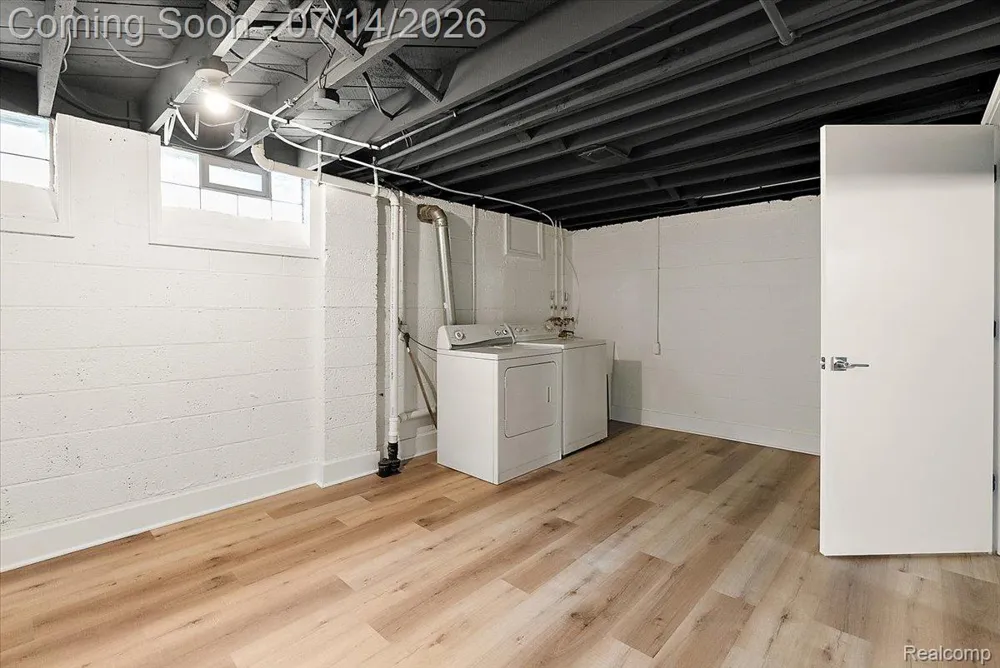2155 E 8 Mile Road Grosse Pointe Woods City, MI 48236