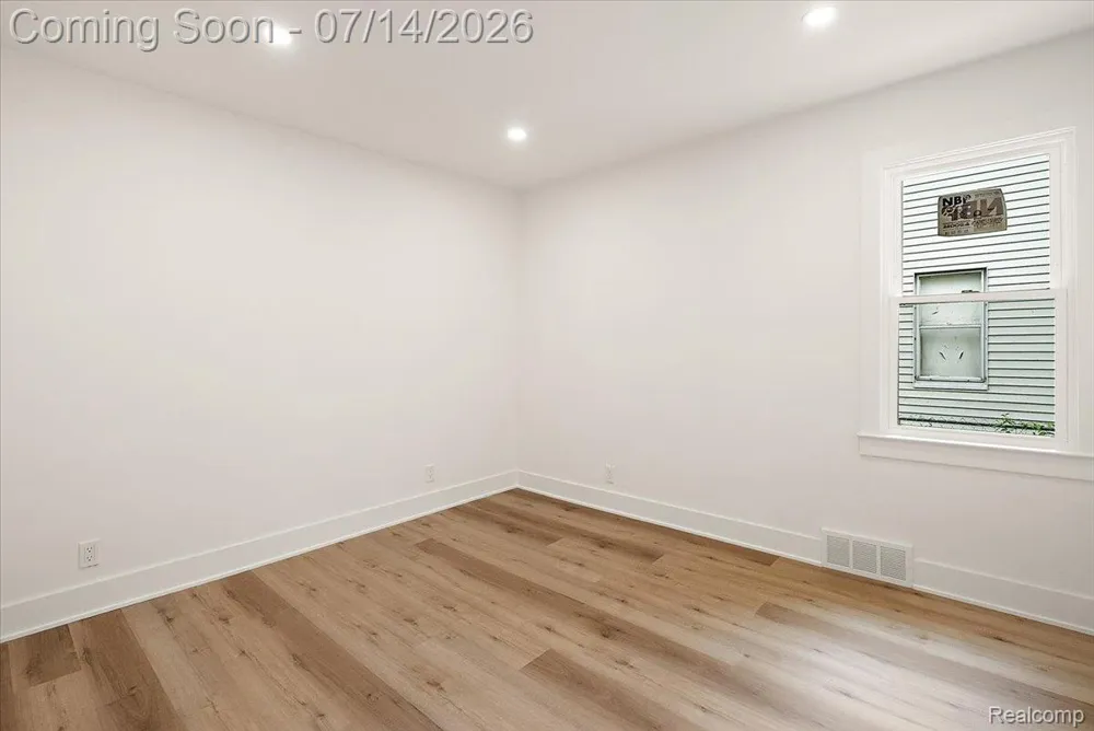 2155 E 8 Mile Road Grosse Pointe Woods City, MI 48236