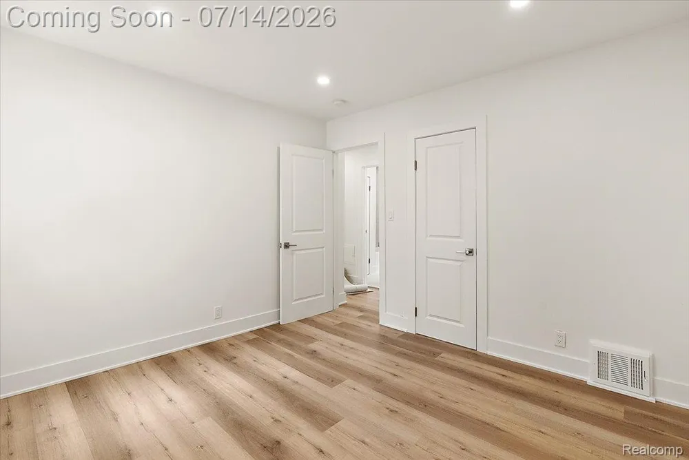 2155 E 8 Mile Road Grosse Pointe Woods City, MI 48236