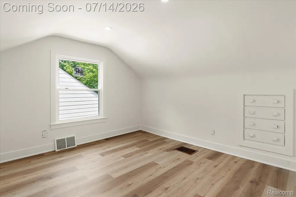 2155 E 8 Mile Road Grosse Pointe Woods City, MI 48236