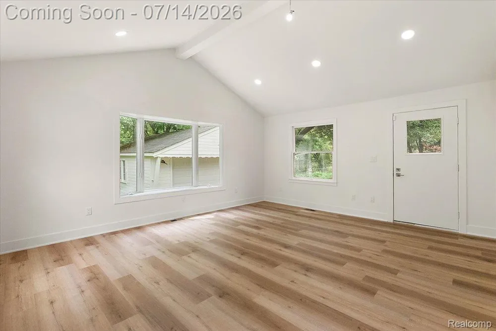2155 E 8 Mile Road Grosse Pointe Woods City, MI 48236