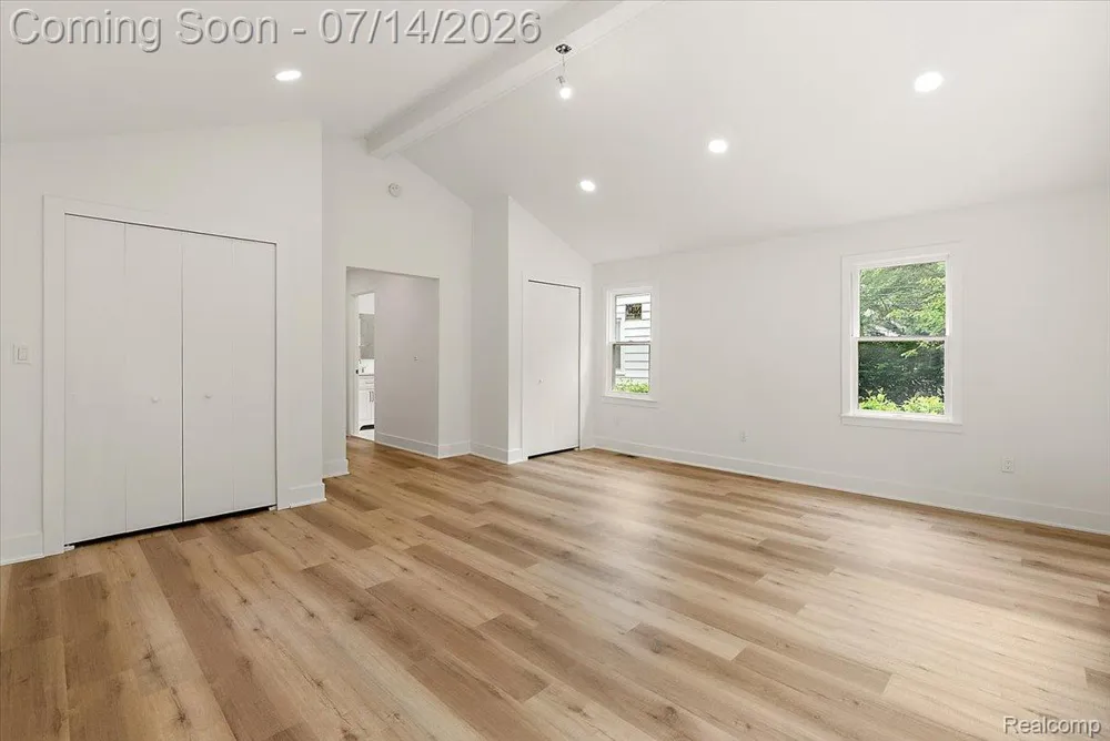 2155 E 8 Mile Road Grosse Pointe Woods City, MI 48236