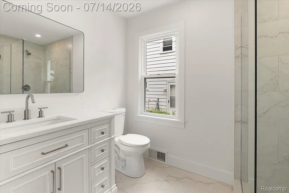 2155 E 8 Mile Road Grosse Pointe Woods City, MI 48236