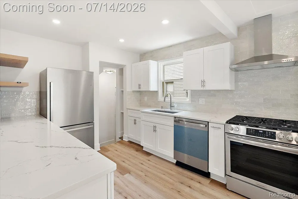 2155 E 8 Mile Road Grosse Pointe Woods City, MI 48236