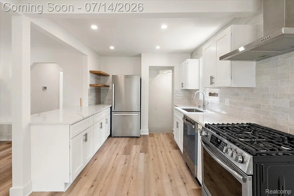 2155 E 8 Mile Road Grosse Pointe Woods City, MI 48236