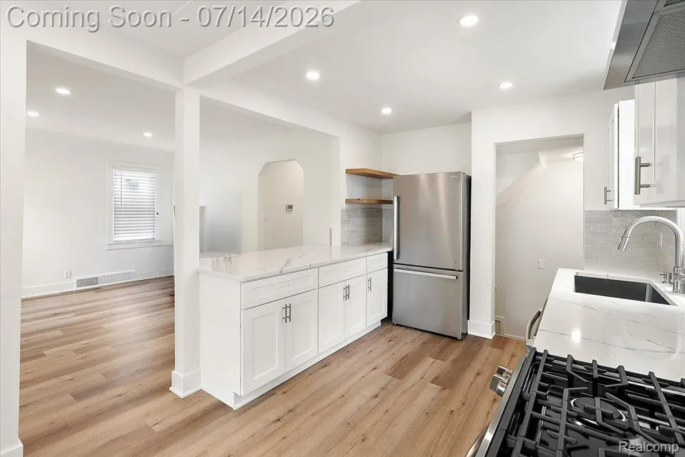 2155 E 8 Mile Road Grosse Pointe Woods City, MI 48236