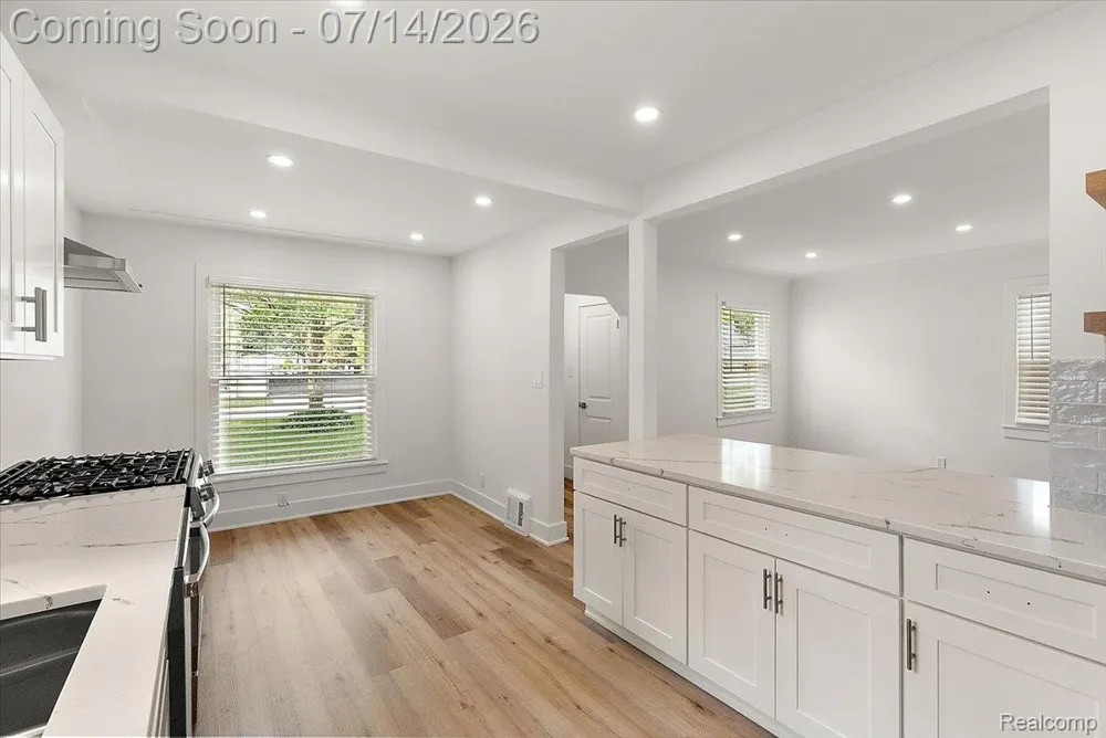 2155 E 8 Mile Road Grosse Pointe Woods City, MI 48236
