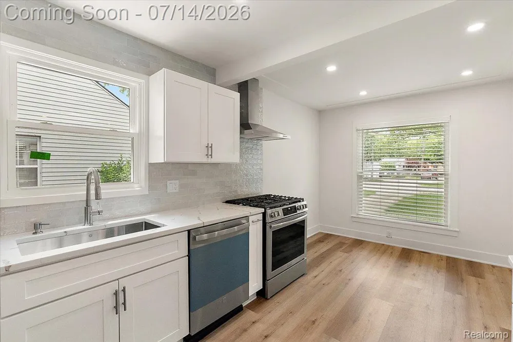 2155 E 8 Mile Road Grosse Pointe Woods City, MI 48236