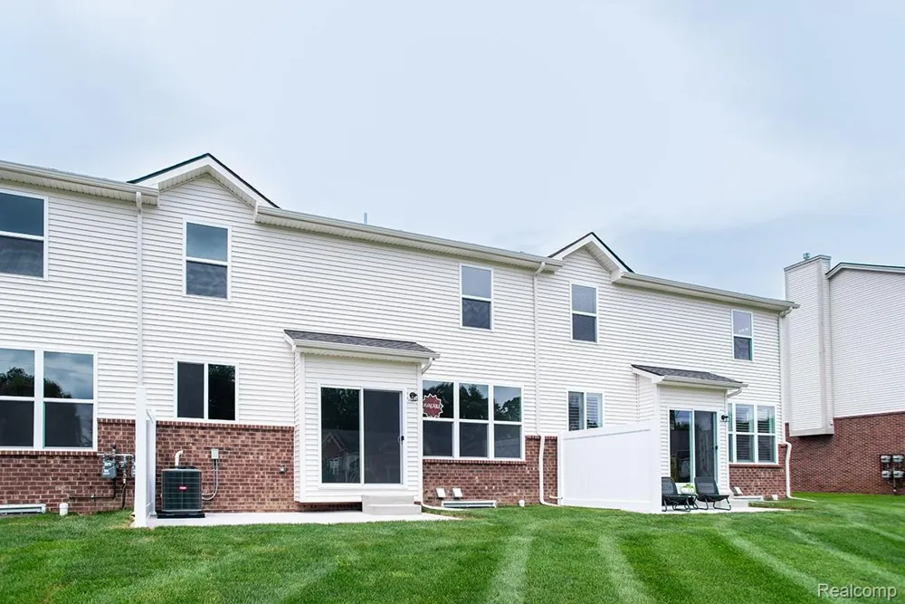 16 Grandview Circle #56 White Lake Charter Township, MI 48386