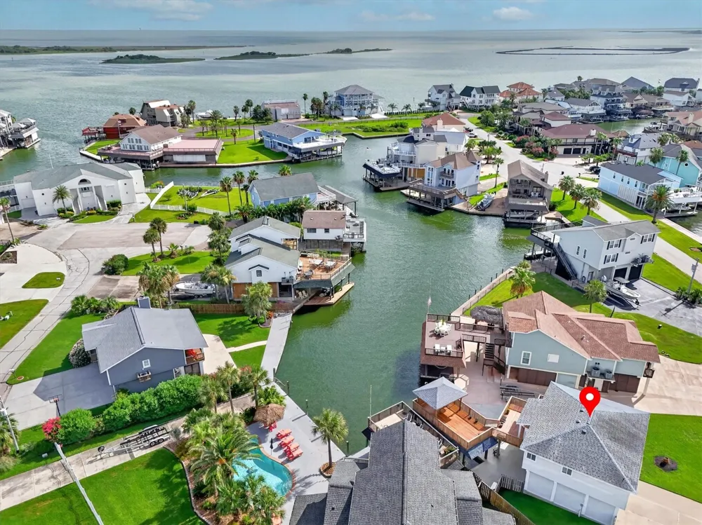1751 Tiki Drive Tiki Island, TX 77554