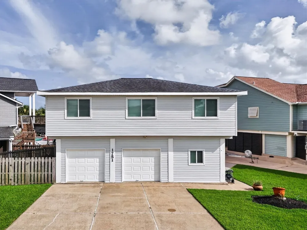 1751 Tiki Drive Tiki Island, TX 77554