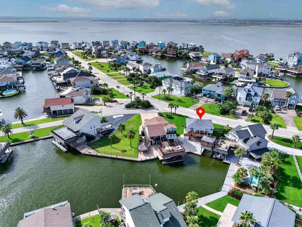 1751 Tiki Drive Tiki Island, TX 77554