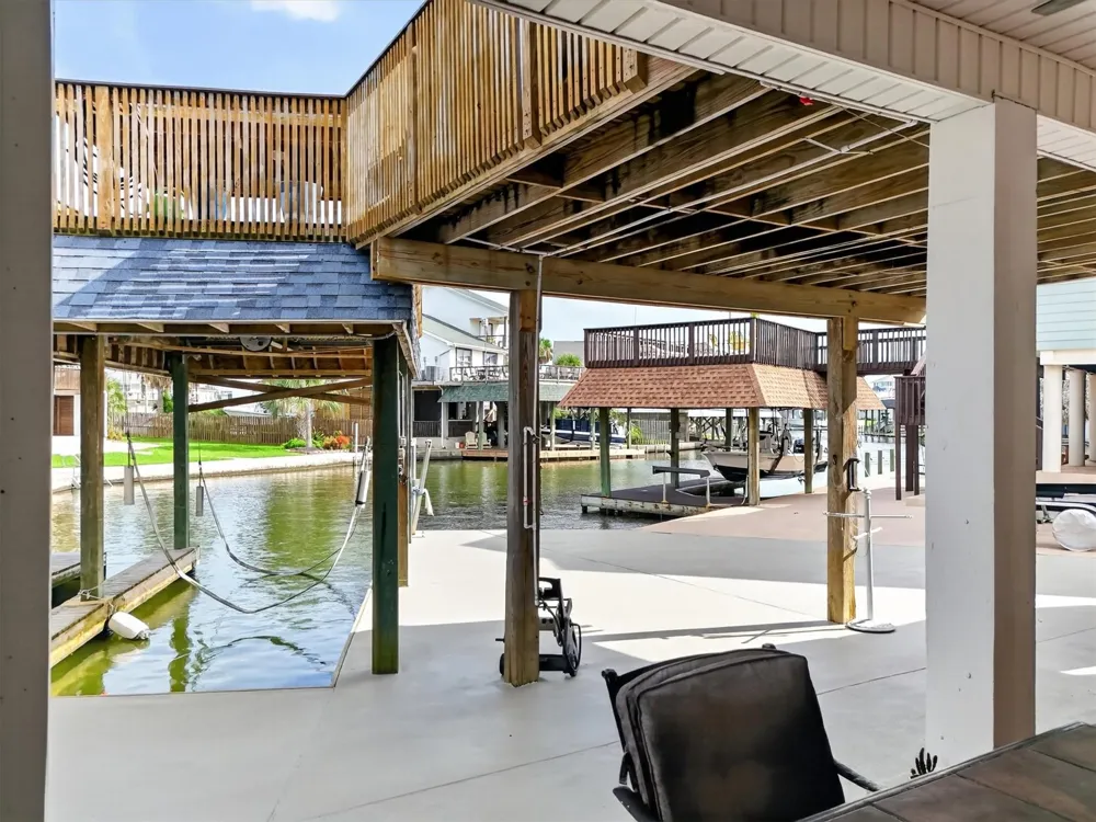 1751 Tiki Drive Tiki Island, TX 77554