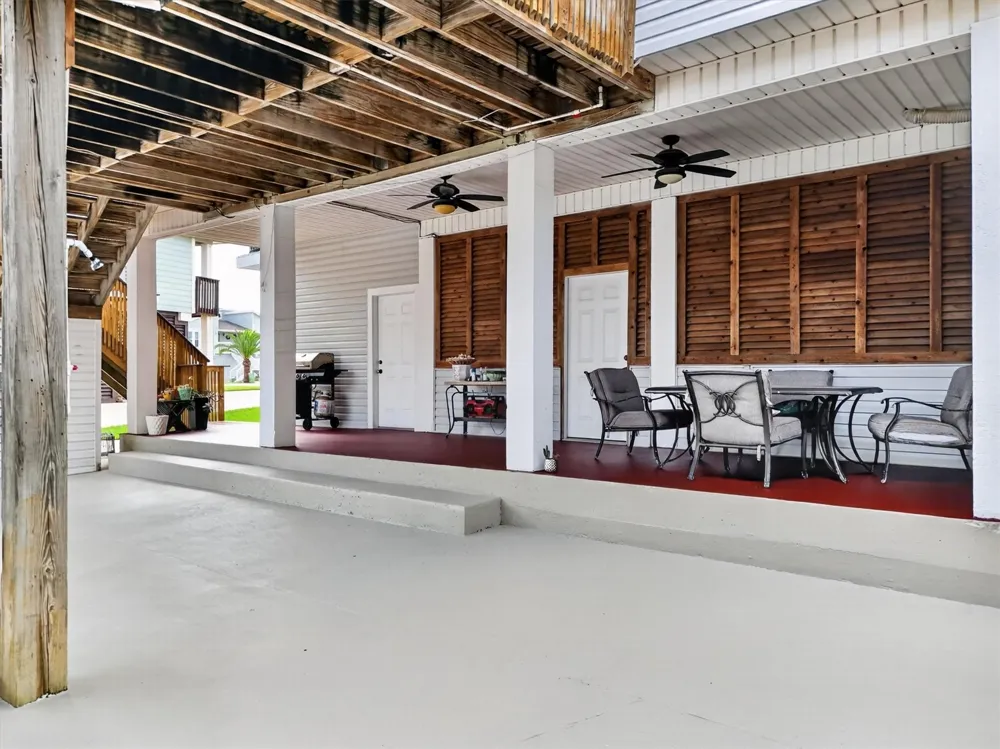 1751 Tiki Drive Tiki Island, TX 77554