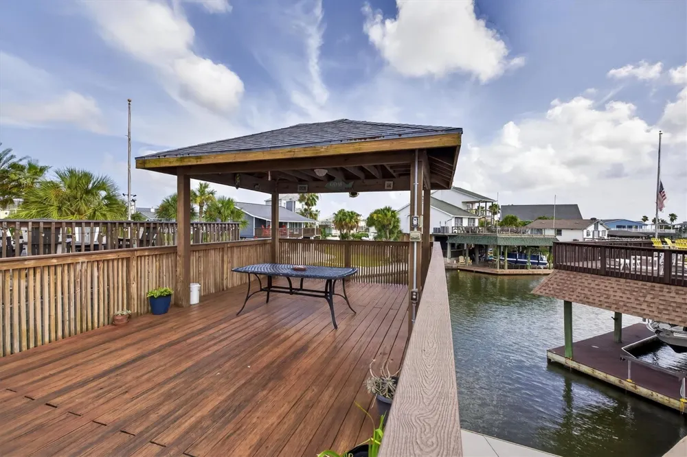 1751 Tiki Drive Tiki Island, TX 77554