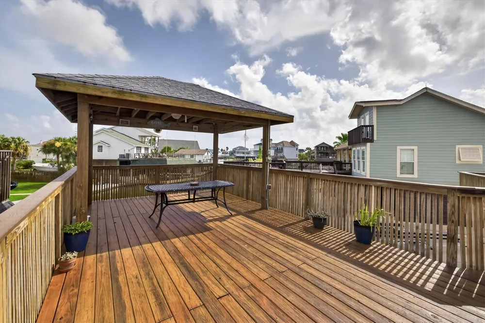 1751 Tiki Drive Tiki Island, TX 77554