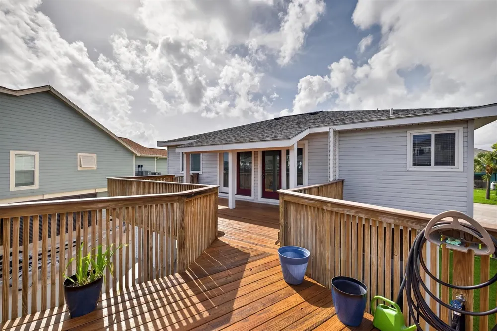 1751 Tiki Drive Tiki Island, TX 77554