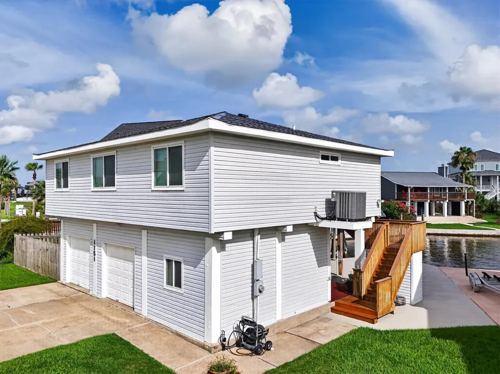 1751 Tiki Drive Tiki Island, TX 77554