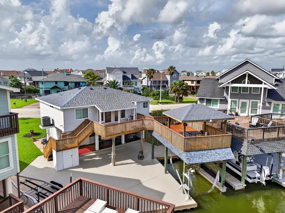 1751 Tiki Drive Tiki Island, TX 77554
