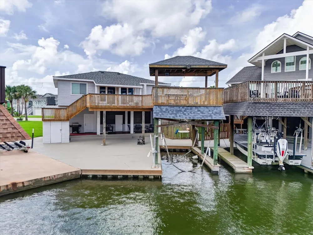 1751 Tiki Drive Tiki Island, TX 77554