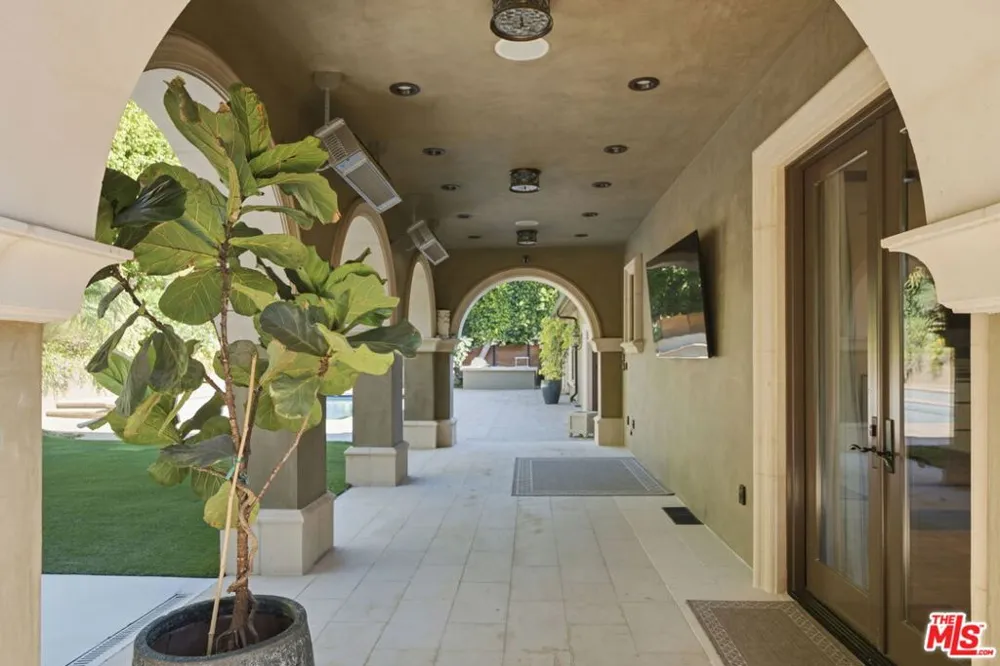 2108 San Ysidro Drive Beverly Hills, CA 90210