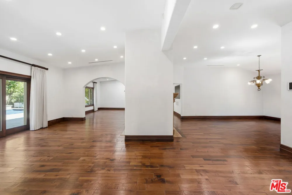 2108 San Ysidro Drive Beverly Hills, CA 90210