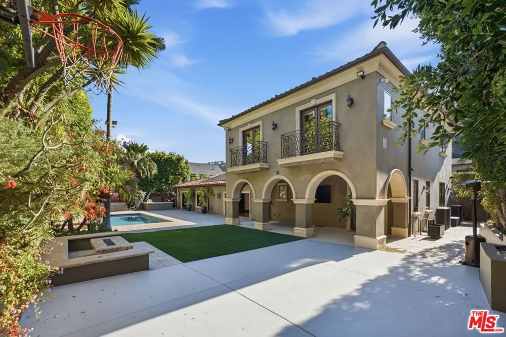 2108 San Ysidro Drive Beverly Hills, CA 90210