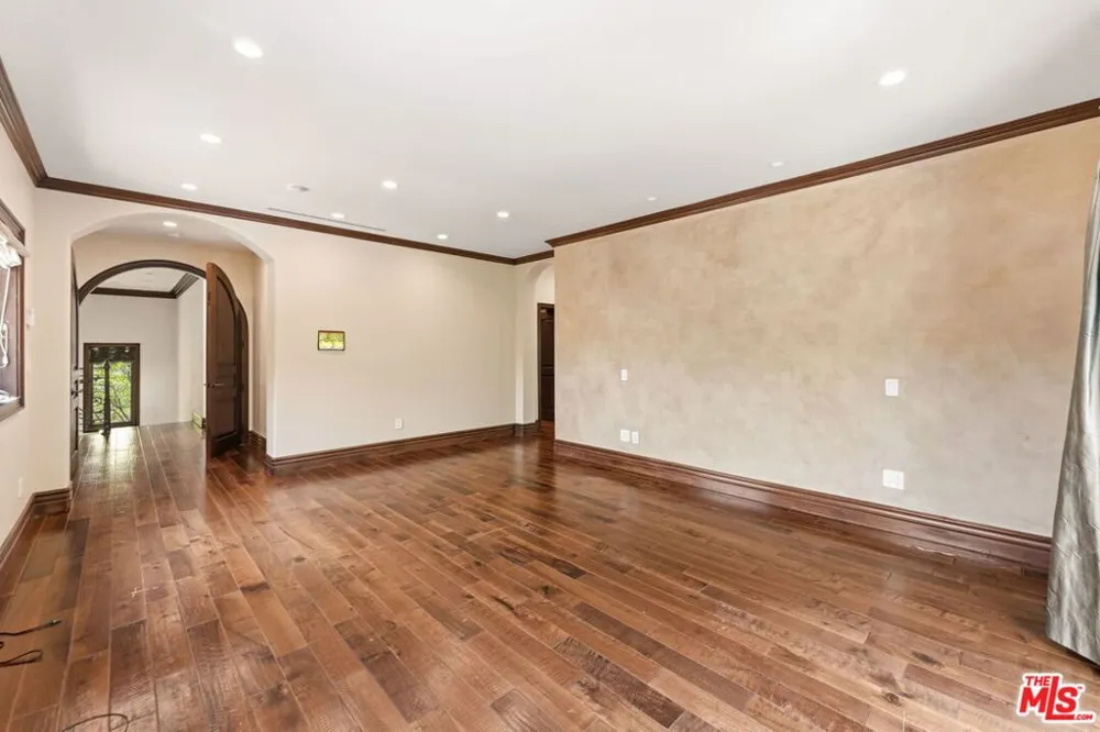 2108 San Ysidro Drive Beverly Hills, CA 90210