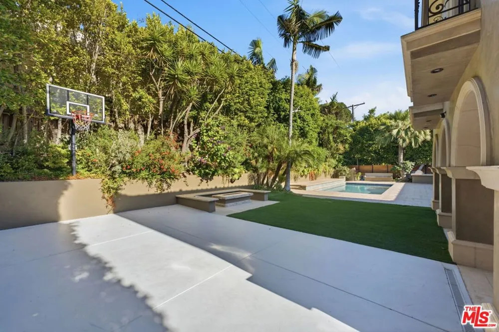 2108 San Ysidro Drive Beverly Hills, CA 90210