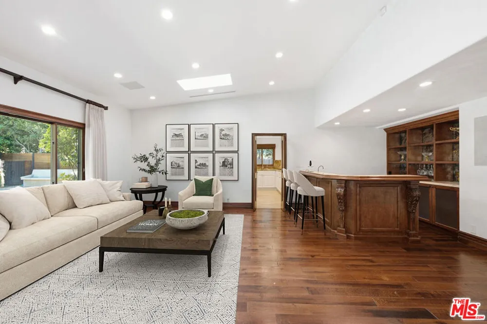 2108 San Ysidro Drive Beverly Hills, CA 90210