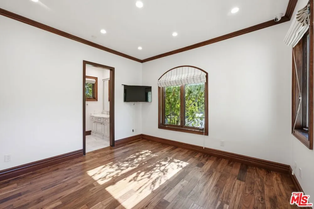 2108 San Ysidro Drive Beverly Hills, CA 90210