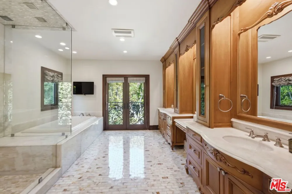2108 San Ysidro Drive Beverly Hills, CA 90210