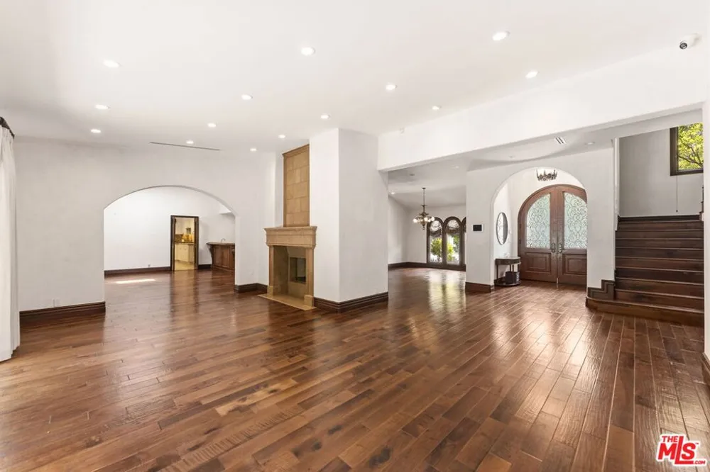 2108 San Ysidro Drive Beverly Hills, CA 90210