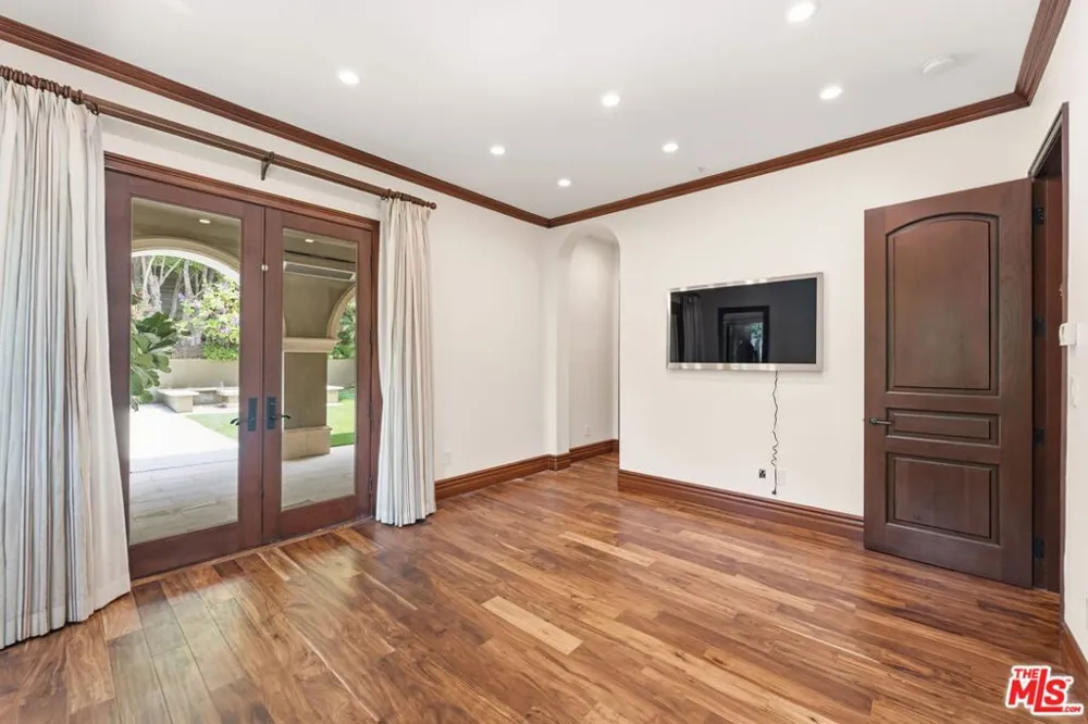 2108 San Ysidro Drive Beverly Hills, CA 90210