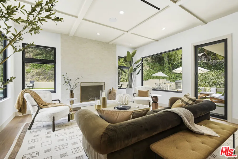3218 Fond Drive Encino, CA 91436