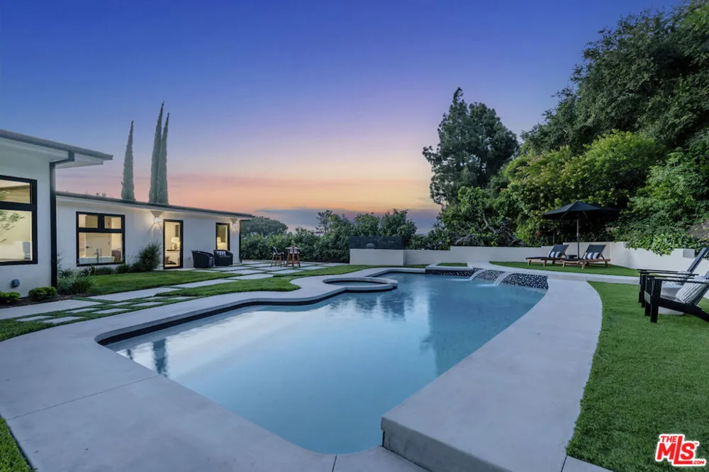3218 Fond Drive Encino, CA 91436