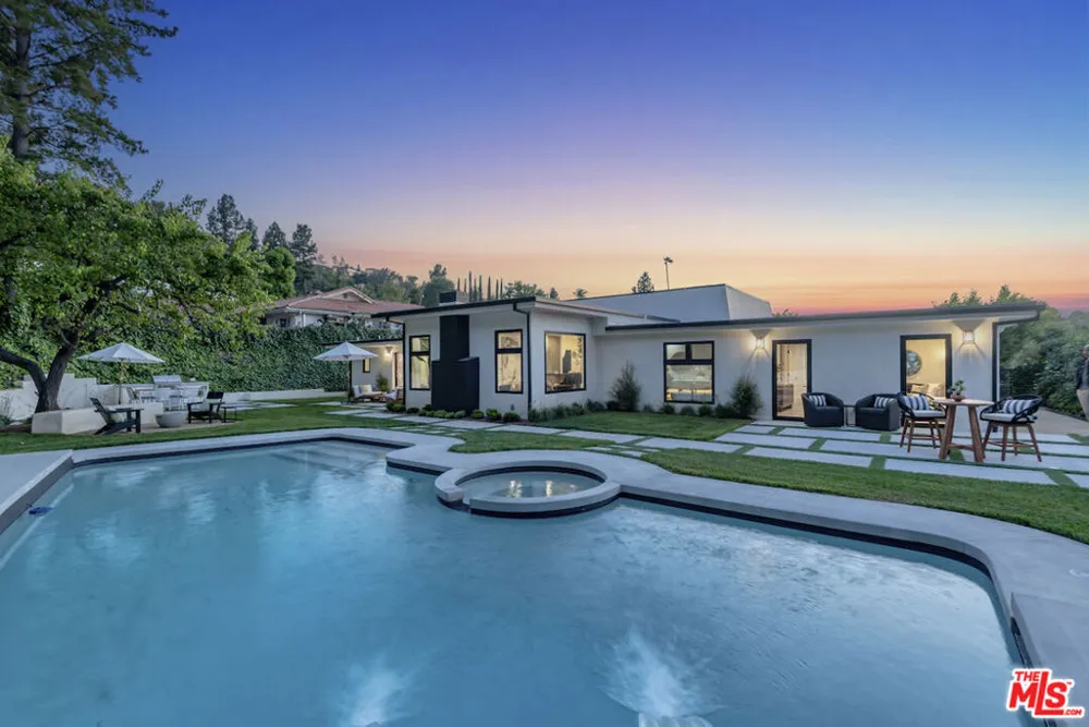 3218 Fond Drive Encino, CA 91436