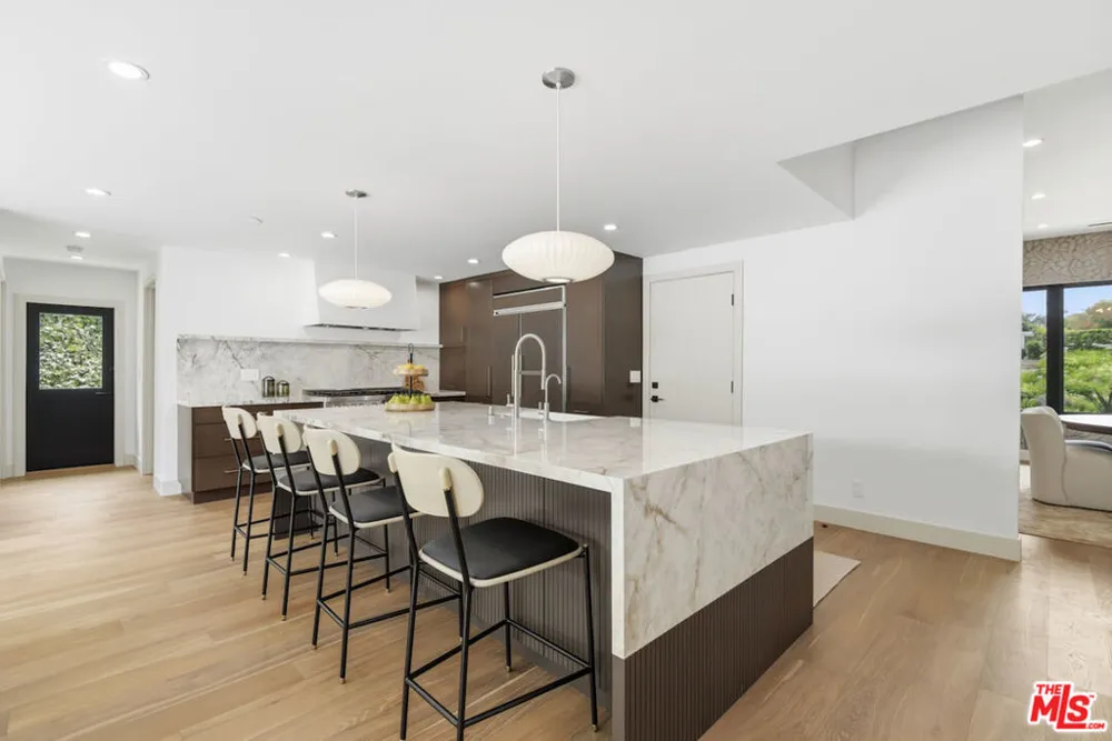 3218 Fond Drive Encino, CA 91436