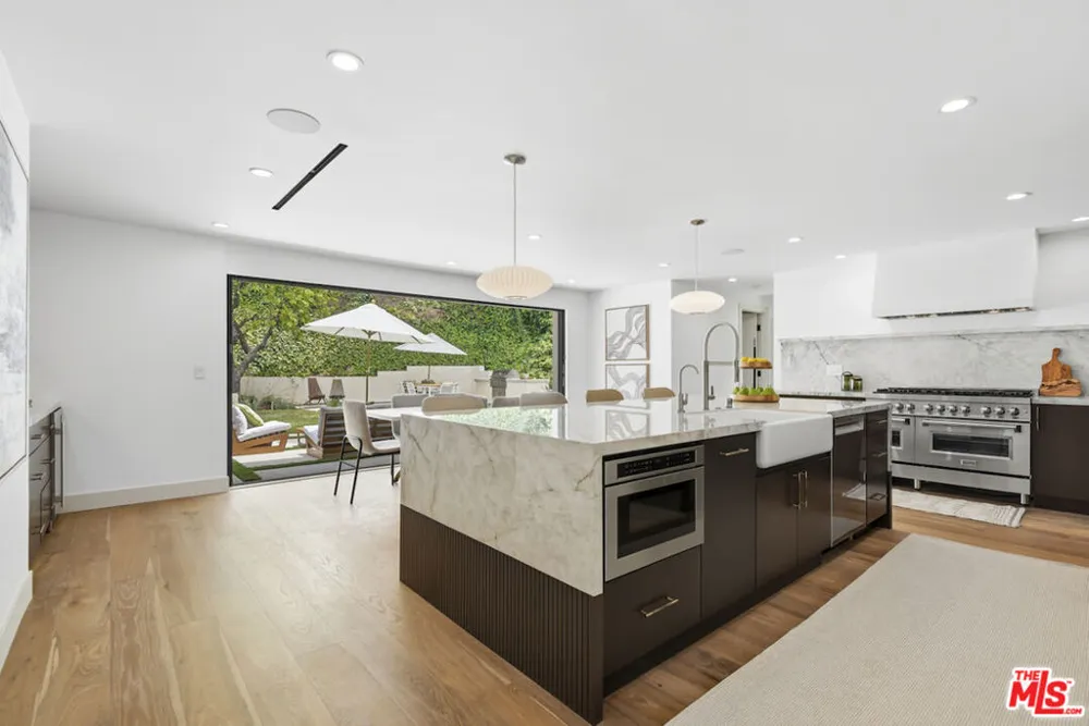 3218 Fond Drive Encino, CA 91436