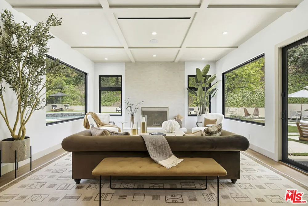 3218 Fond Drive Encino, CA 91436