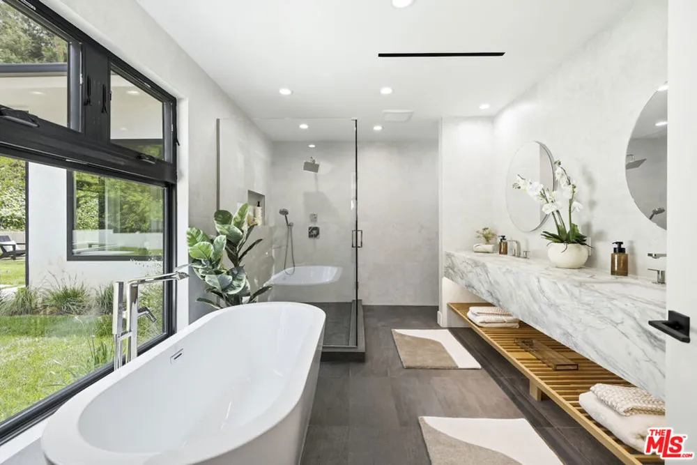 3218 Fond Drive Encino, CA 91436