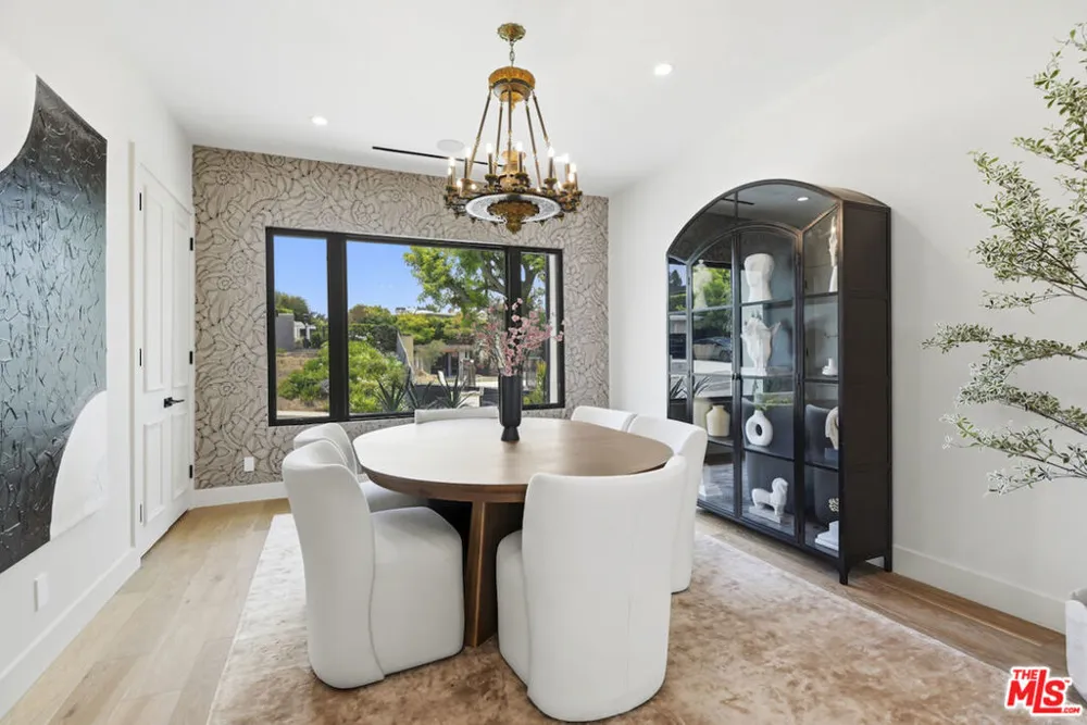 3218 Fond Drive Encino, CA 91436