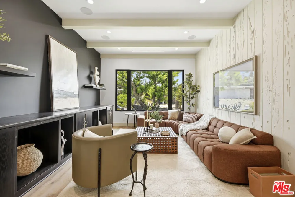 3218 Fond Drive Encino, CA 91436