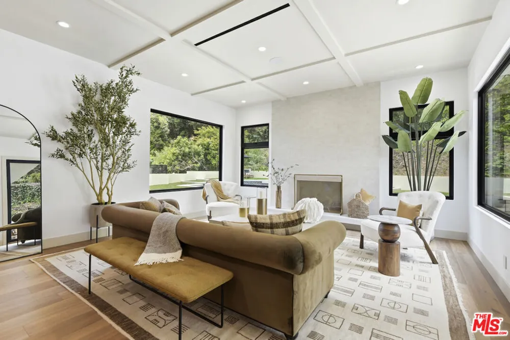 3218 Fond Drive Encino, CA 91436